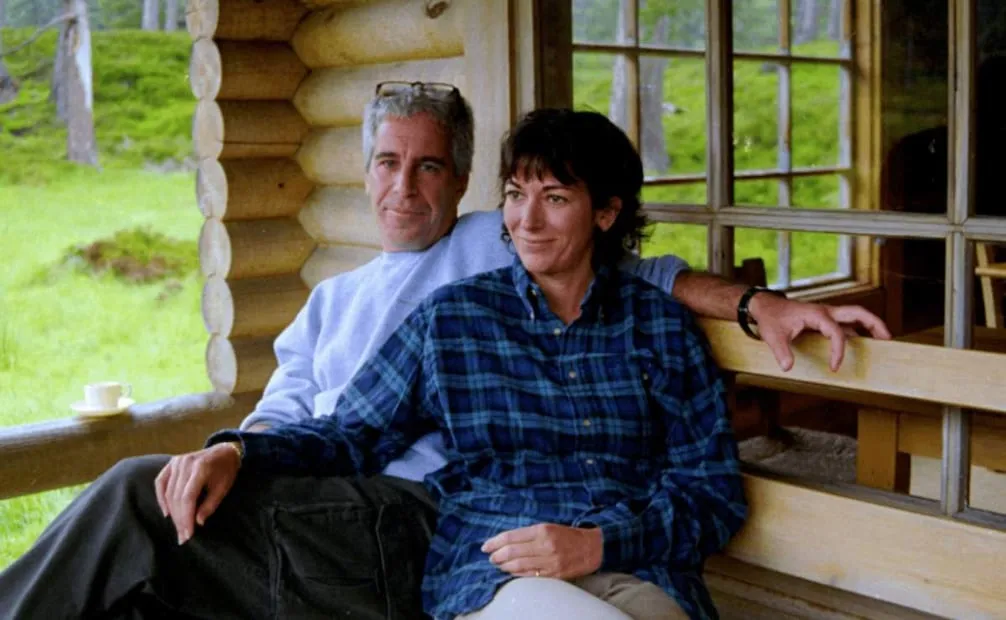 Esta foto sin fecha, proporcionada por el Departamento de Justicia de EU el 19 de diciembre de 2025, muestra a Jeffrey Epstein, y a su cómplice, Ghislaine Maxwell, en un lugar no identificado. Foto: AFP