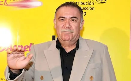 Omar Suárez da detalles sobre la caída de Jesús Ochoa: "fue aparatoso, pero solo un susto"; el actor usa muletas