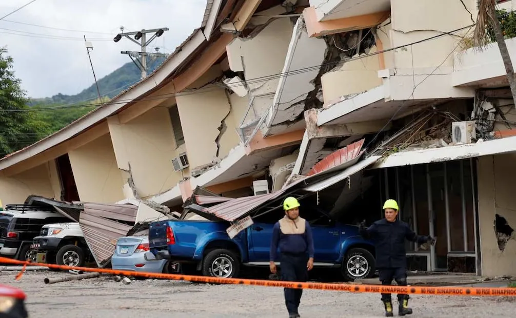 Socorristas caminan frente a una edificación afectada por el terremoto de magnitud 7.7 que sacudió el sureste de Panamá, este 9 de octubre de 2026. Foto: EFE/ Bienvenido Velasco