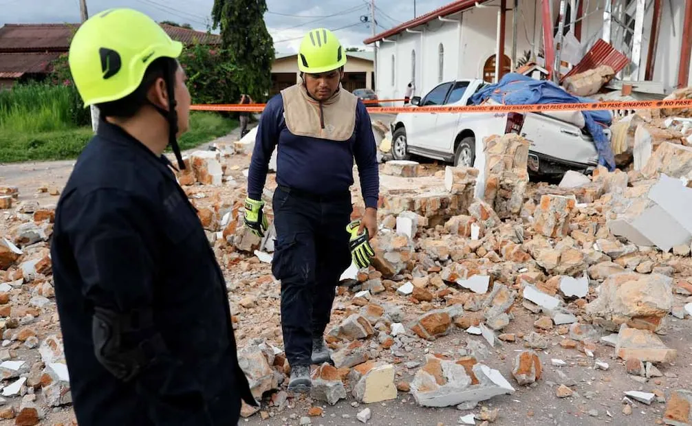 Socorristas observan escombros frente a la Catedral San Juan Bautista afectada por el terremoto de magnitud 7.7 que sacudió el sureste de Panamá este 9 de octubre de 2026. Foto: EFE/ Bienvenido Velasco
