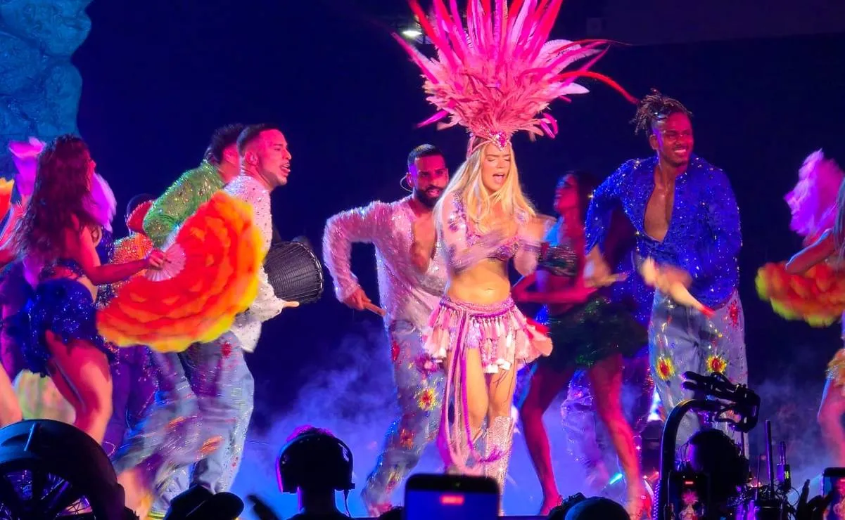 PETA Latino arremete contra Karol G por el uso de plumas reales en sus vestuarios