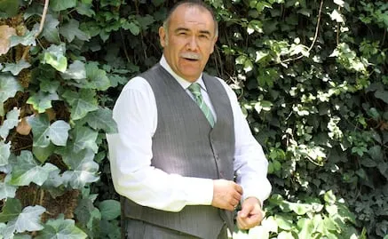 Omar Suárez da detalles sobre la caída de Jesús Ochoa: "fue aparatoso, pero solo un susto"; el actor usa muletas