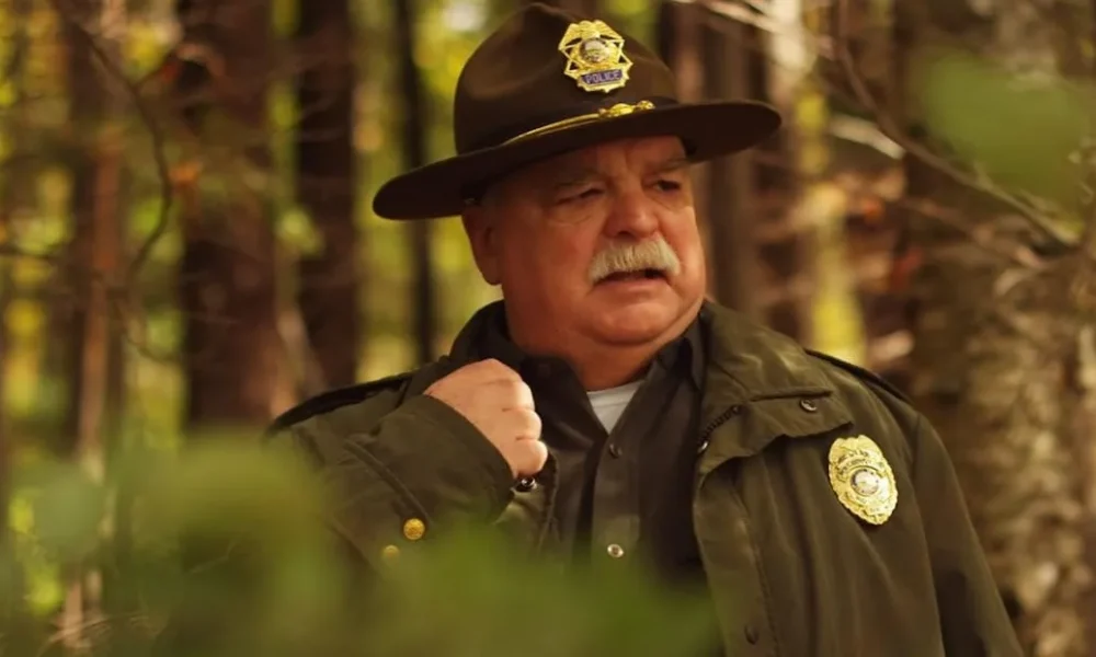 Richard Riehle, actor de "Damas en guerra", muere a los 78 años; actuó como Santa Claus más de cuatro veces