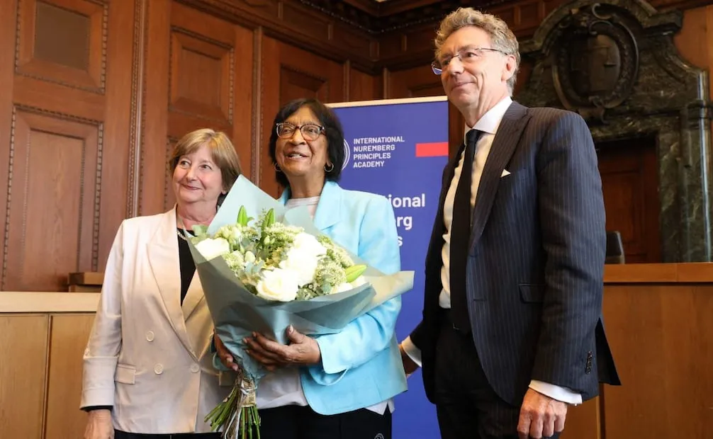Navi Pillay (centro), abogada sudafricana, defensora del derecho internacional y galardonada con el Premio Nobel de la Paz 2026, posa junto a la expresidenta de la Corte Penal Internacional (CPI), Silvia Fernández de Gurmendi (izquierda), y el director de la Academia Internacional de los Principios de Núremberg, Christoph Safferling (derecha), tras ofrecer una declaración a la prensa este 9 de octubre de 2026. Foto: AFP/Frank Boxler
