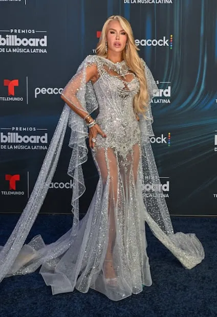 La actriz, que ha causado alboroto por su nueva imagen, lució un sexy vestido con transparencias. Foto: EFE.