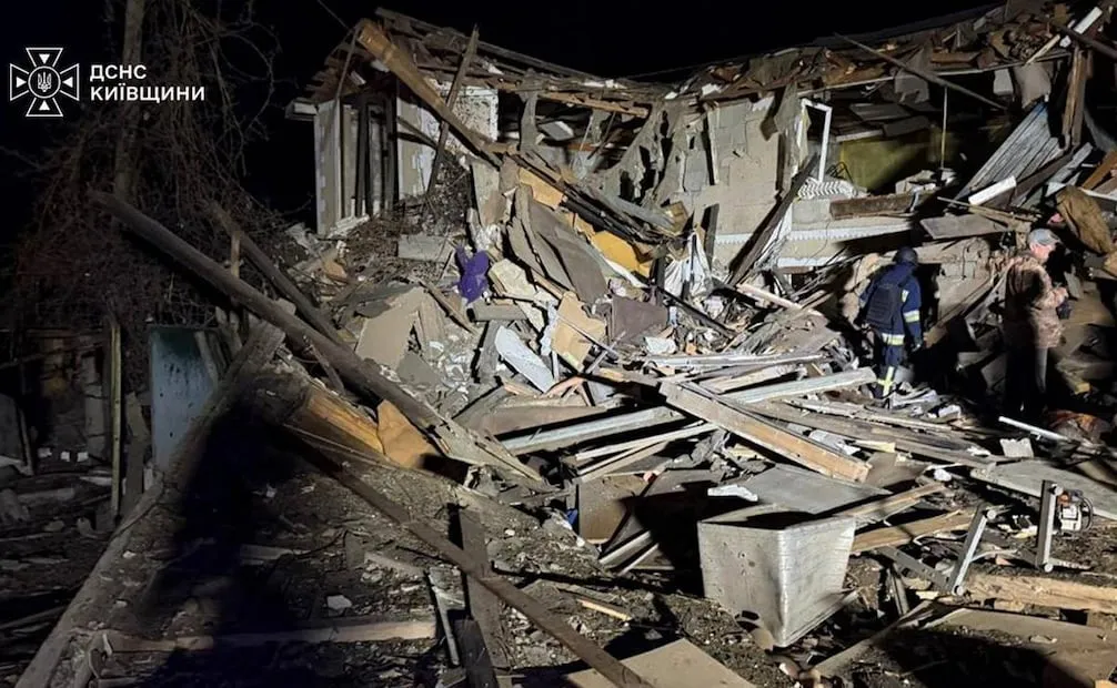 En esta imagen proporcionada por los Servicios Ucranianos de Emergencia el miércoles 30 de septiembre de 2026, un rescatista camina en una vivienda golpeada por un dron ruso en la región de Kiev, Ucrania. Foto: AP
