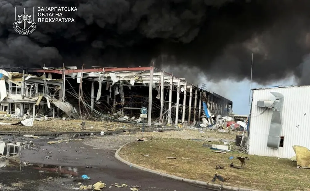 Personas caminan en el lugar de un ataque ruso contra una zona residencial tras un masivo ataque nocturno en Lviv, Ucrania, el 21 de agosto de 2025, en medio de la invasión en curso. Foto: EFE