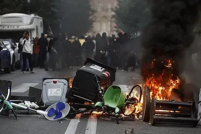 Miles de estudiantes y trabajadores protestan en Italia; autoridades lanzan fuerte despliegue de seguridad