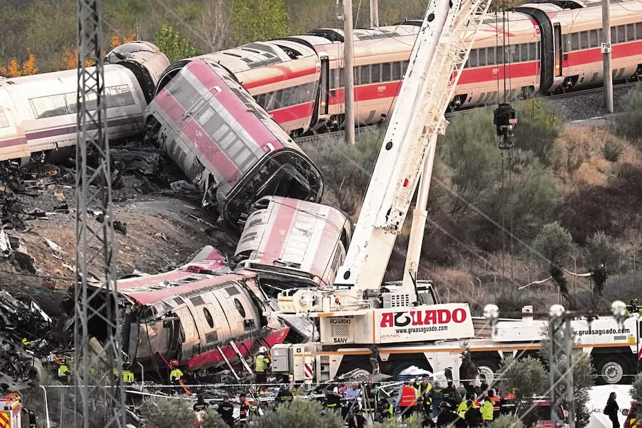 Servicios de emergencia comenzaron los trabajos en el lugar donde chocaron dos trenes en Urda, España. Foto: MANU FERNANDEZ/AP