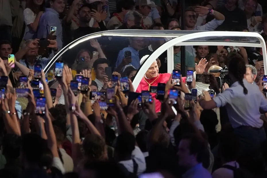 El papa León XIV, en en el Estadio de Francia, a las afueras de París. El líder católico realizó una visita a Francia en septiembre de 2026 Foto: AP