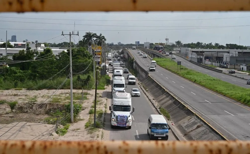 Transporte de carga realiza caravana de Villahermosa a Cárdenas para exigir seguridad (26/10/2026). Foto Luma López / EL UNIVERSAL