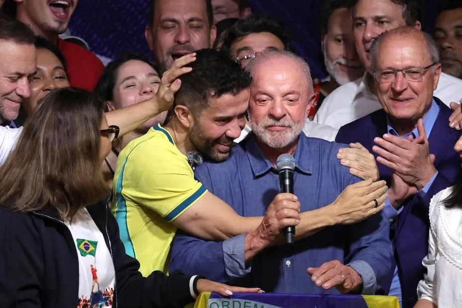 El diputado André Janones abraza al presidente de Brasil, Luiz Inácio Lula da Silva (c), tras el triunfo de este en las elecciones del 25 de octubre. FOTO: SEBASTIAO MOREIRA. EFE