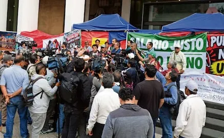 Arranca negociación en IMSS con pugna sindical; trabajadores alistan nueva marcha
