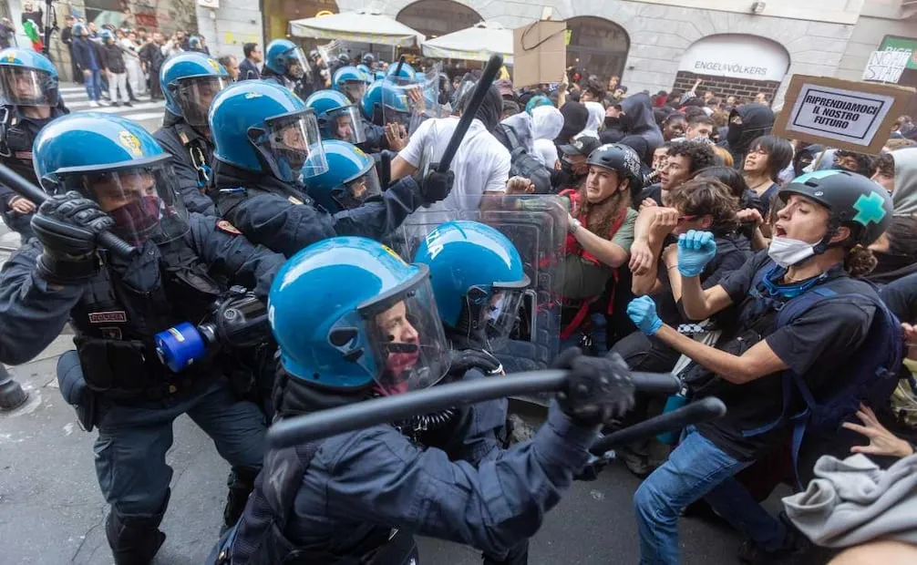 Policía se enfrenta a manifestantes de "Italia in Piazza" en Milán, Italia, el sábado 17 de octubre de 2026. Foto: Stefano Porta/AP