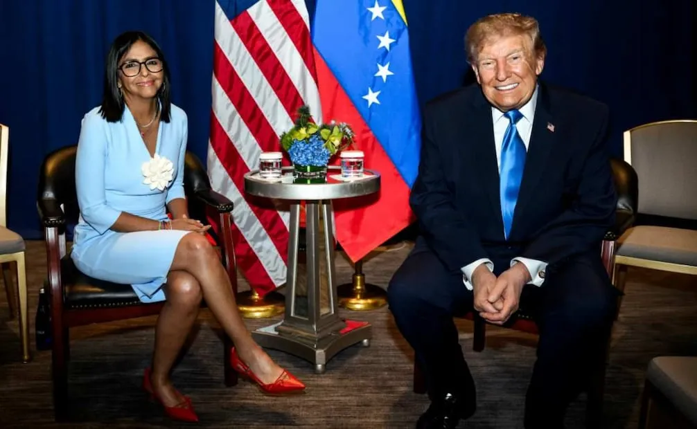 Fotografía difundida en la cuenta oficial de Telegram Prensa Presidencial de Venezuela en la que muestra a la presidenta interina de Venezuela, Delcy Rodríguez (i), posa junto al presidente de Estados Unidos, Donald Trump, en una reunió en Nueva York, Estados Unidos. (27/10/2026). Foto: EFE