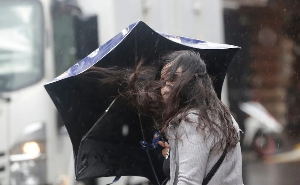 Una mujer lucha contra los vientos generados por el tifón Champi en Taipéi, en Taiwán. Foto: AP