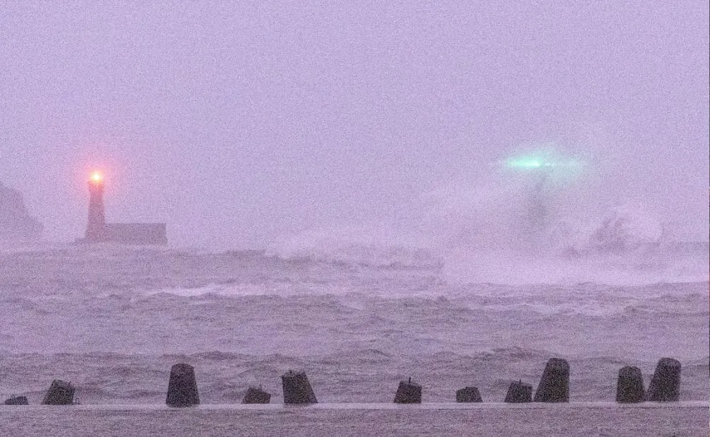 Las olas chocan contra un rompeolas cerca de un faro durante las fuertes condiciones marítimas generadas por el tifón Champi en el puerto de Suao, condado de Yilan, Taiwán. Foto: EFE