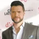 Tom Welling, actor de “Smallville”, se exhibe accidentalmente en el reflejo de una ventana