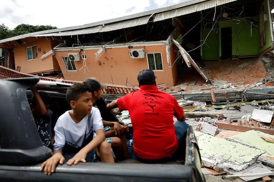Lugareños observan los daños en casas ocasionados por el terremoto de magnitud 7.7 ocurrido el 9 de octubre en Tonosí,  Panamá. FOTO: BIENVENIDO VELASCO. EFE