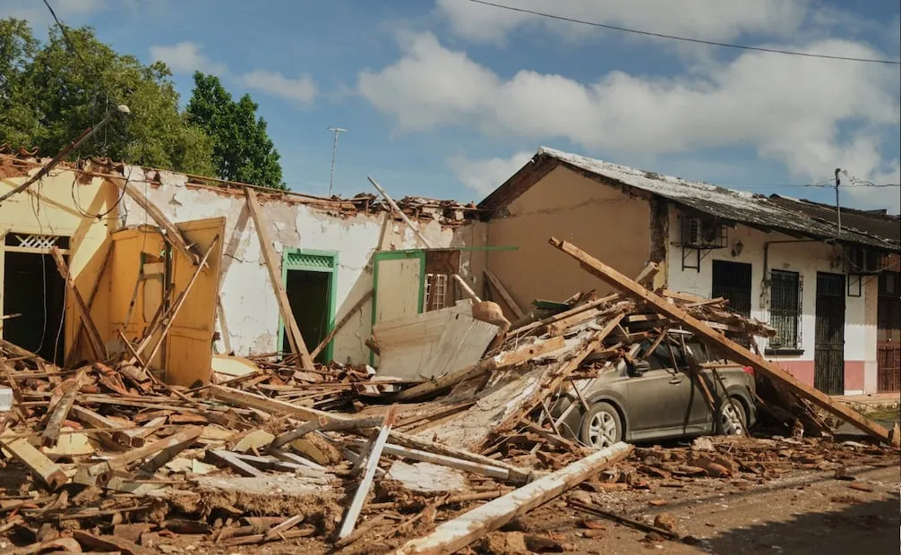 Un automóvil cubierto de escombros de casas dañadas en Villa de los Santos, Panamá. Foto: AP