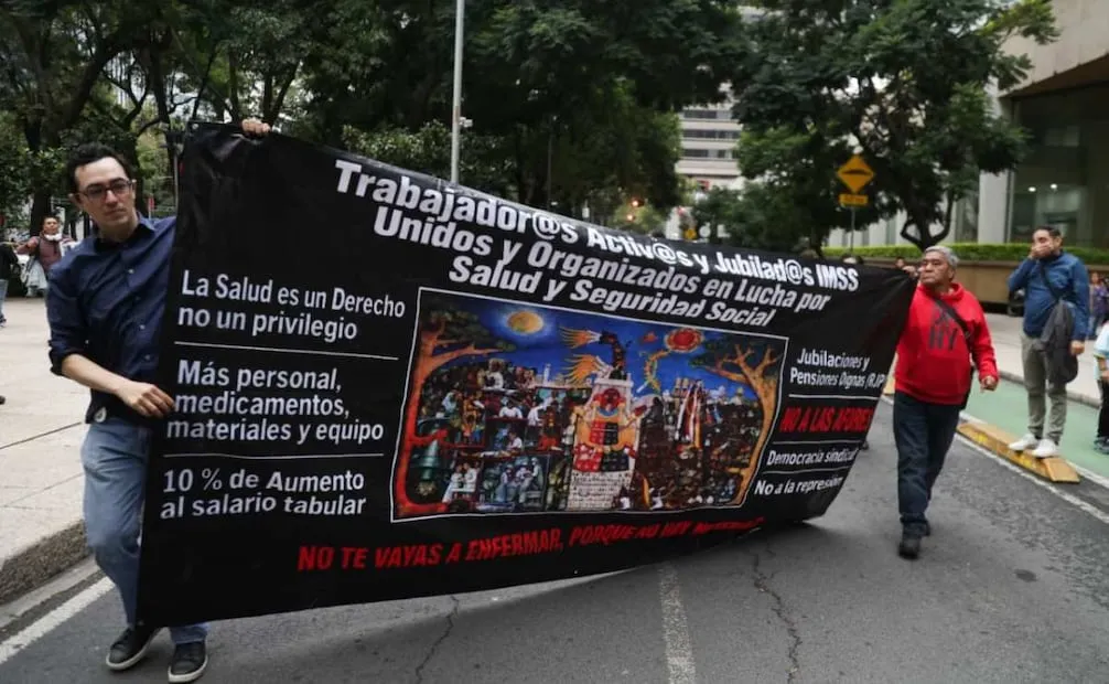 Trabajadores del Instituto Mexicano del Seguro Social (IMSS) bloquearon de forma intermitente Avenida Paseo de la Reforma, a la altura de las oficinas centrales de dicha dependencia, el 16 de octubre de 2026. Foto: Carlos Mejía / EL UNIVERSAL