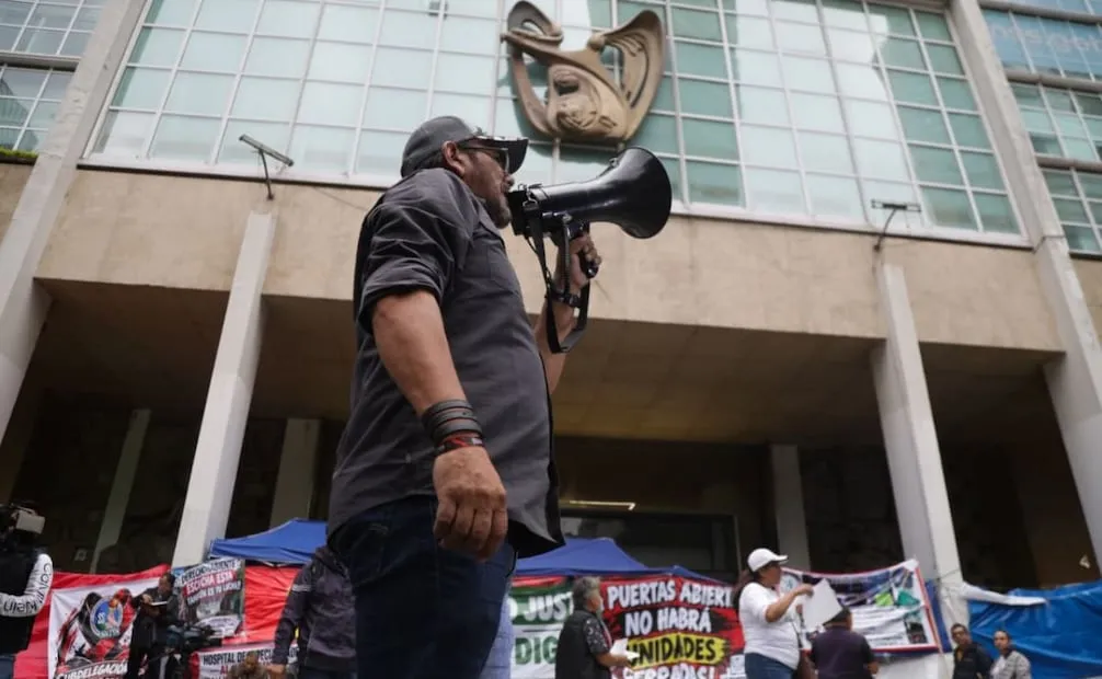 Trabajadores del Instituto Mexicano del Seguro Social (IMSS) bloquearon de forma intermitente Avenida Paseo de la Reforma, a la altura de las oficinas centrales de dicha dependencia, el 16 de octubre de 2026. Foto: Carlos Mejía / EL UNIVERSAL