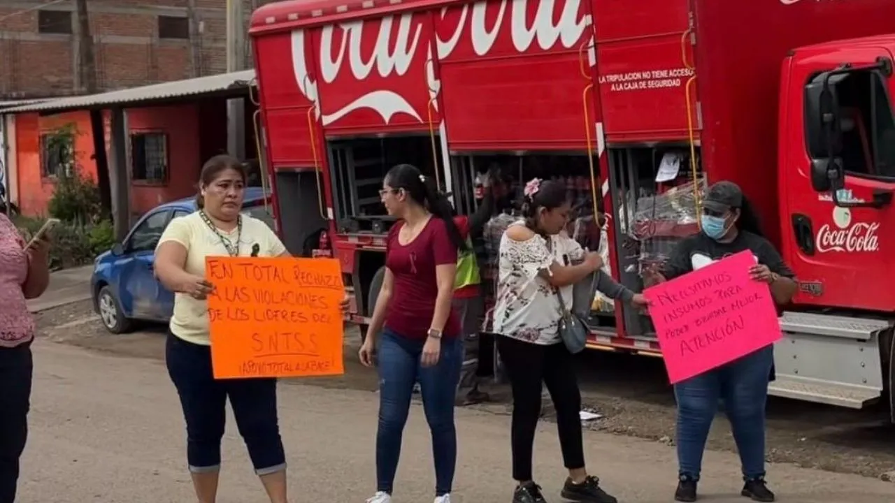 Trabajadores del IMSS intensifican protestas en Michoacán: bloquean vialidades en Pátzcuaro y Huetamo