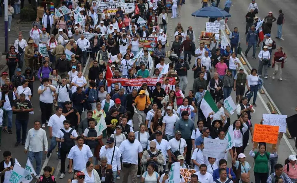 Por segunda ocasión, personal del IMSS se manifiesta para rechazar la contrapropuesta de incremento salarial (21/10/2026). Foto: Gabriel Pano / EL UNIVERSAL