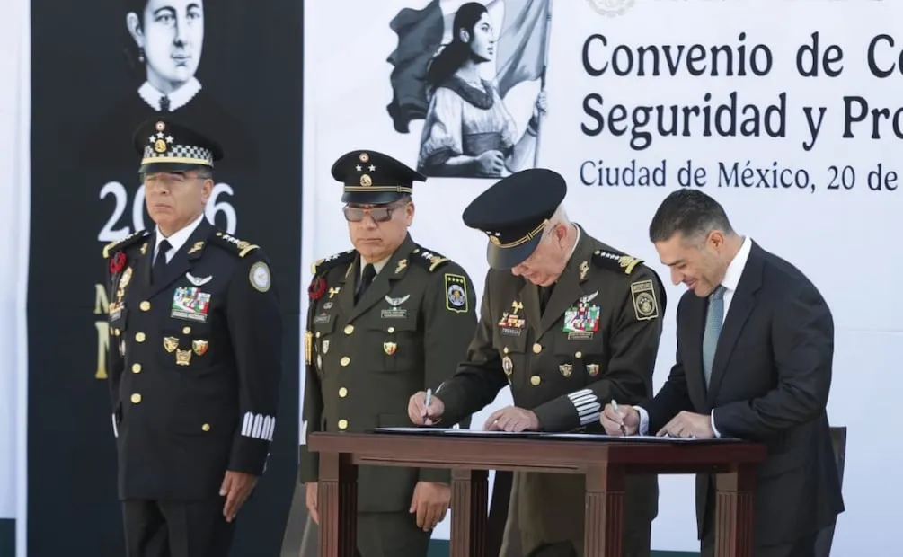 Omar García Harfuch, secretario de Seguridad junto al secretario de la Defensa Nacional, Ricardo Trevilla Trejo, durante la firma del convenio de colaboración entre la SSPC y la Defensa (20/10/2026). Foto: Carlos Mejía / EL UNIVERSAL