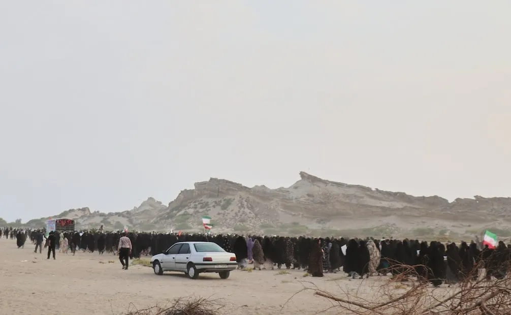 Victimas colaterales realizan una funeral masivo y una procesión tras el presunto ataque de EU a una boda civil en Irán. (03/29/26) Foto: AP