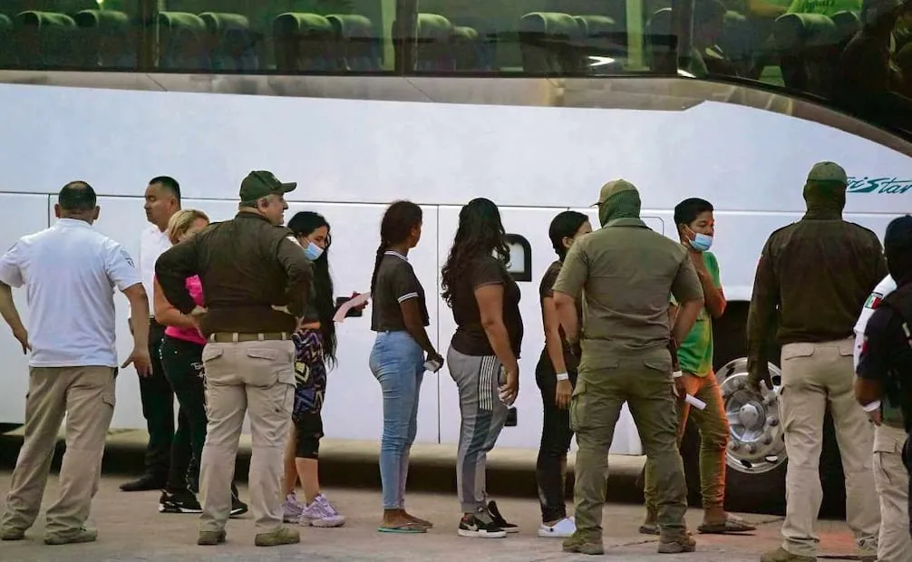 Migrantes hacen fila para abordar un autobús después de ser deportados del lado estadounidense a Matamoros,
Tamaulipas. Foto: Fernando Llano / AP