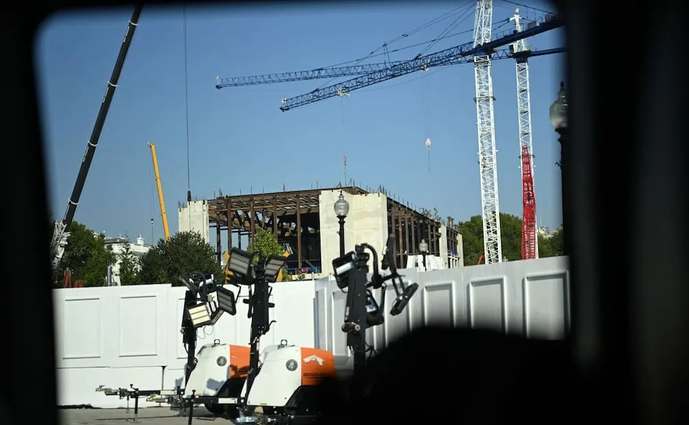 Construcción del salón de baile de la Casa Blanca, vista desde la comitiva presidencial que transporta al presidente de Estados Unidos, Donald Trump, en Washington D. C., el 27 de octubre de 2026. Foto: Kent NISHIMURA/AFP
