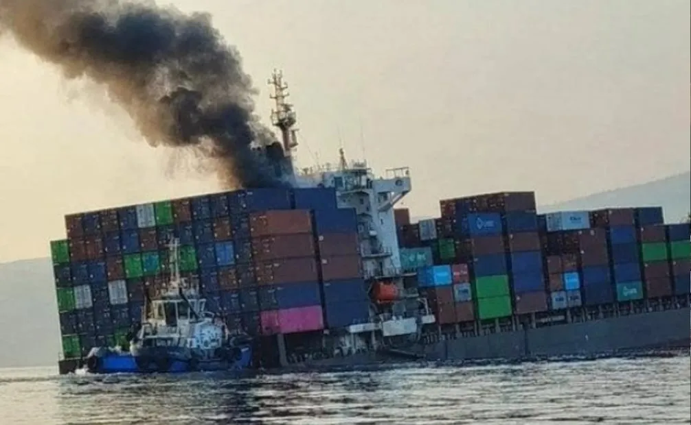 El buque, identificado como GFS Pride, transportaba más de 2.500 contenedores cuando fue alcanzado. Foto: Redes Sociales