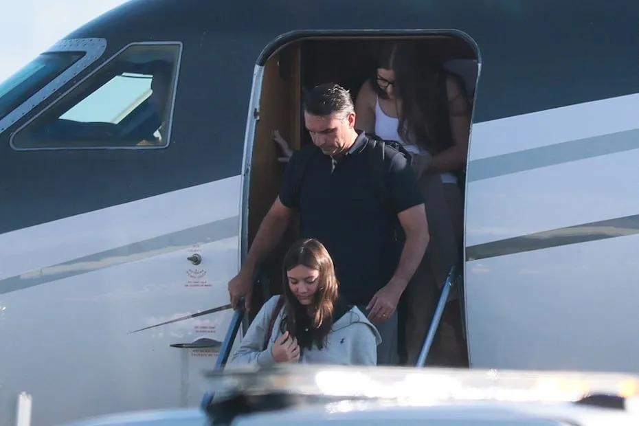 El excandidato presidencial brasileño, Flávio Bolsonaro, a su llegada al Aeropuerto Miami-Opa, en Miami, Florida.  FOTO: AFP